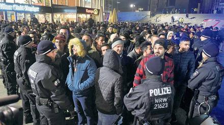 Silvesternacht. Die Polizei stoppte in Köln zahlreiche Männer.
