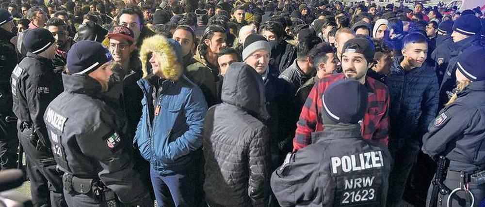 Silvesternacht. Die Polizei stoppte in Köln zahlreiche Männer.