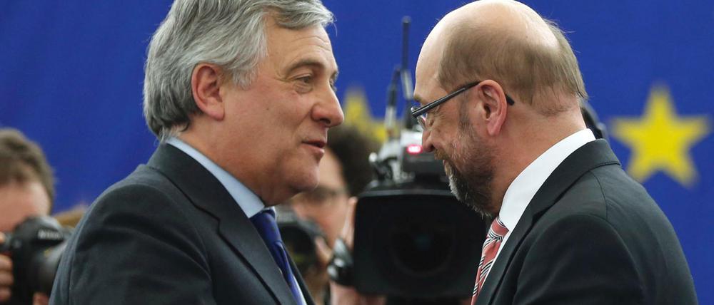Der neue Präsident des Europaparlaments, Antonio Tajani (l.) und sein Vorgänger Martin Schulz.