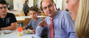 Guten Appetit: Minister Schmidt beim Mittagessen in einer Berliner Schule. 