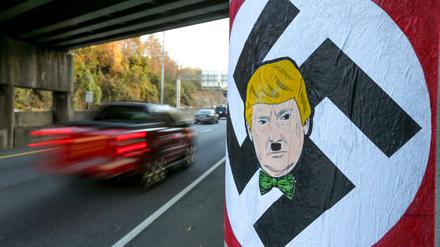 Gibt es da Ähnlichkeiten? Yes, findet offenbar in Atlanta jemand und hat ein entsprechendes Plakat an eine Unterführung des Northbound Buford Highway geklebt. 