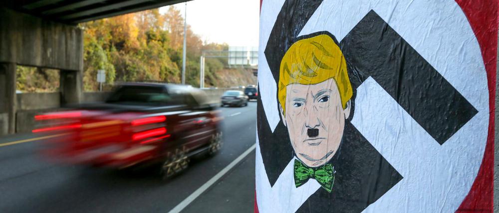 Gibt es da Ähnlichkeiten? Yes, findet offenbar in Atlanta jemand und hat ein entsprechendes Plakat an eine Unterführung des Northbound Buford Highway geklebt.