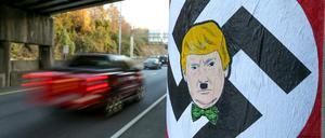 Gibt es da Ähnlichkeiten? Yes, findet offenbar in Atlanta jemand und hat ein entsprechendes Plakat an eine Unterführung des Northbound Buford Highway geklebt. 