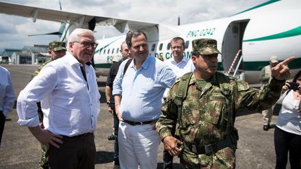 Außenminister Frank-Walter Steinmeier (SPD) hat sich einen von 26 Sammelpunkten angesehen, wo Farc-Rebellen ihre Waffen abliefern.