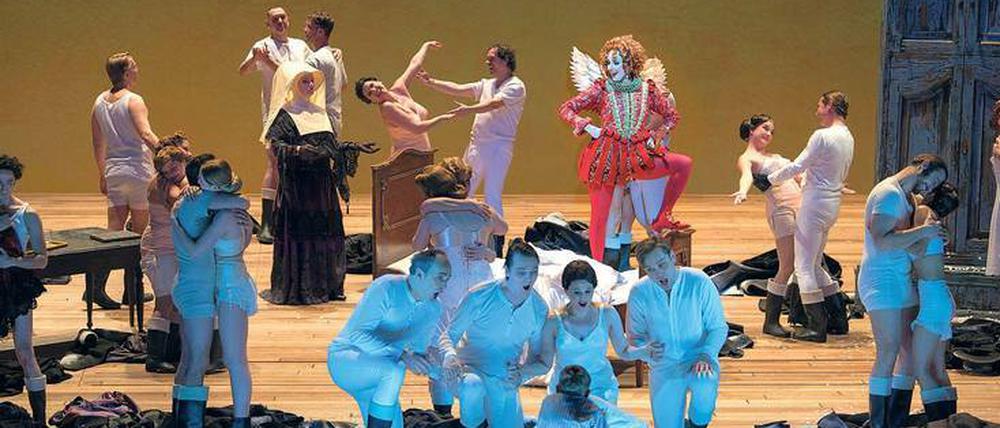 Fliegender Wechsel. Ein riesiges Ensemble aus Solisten und Staatsopernchor ist im Einsatz, während die wunderlichsten Dinge passieren.