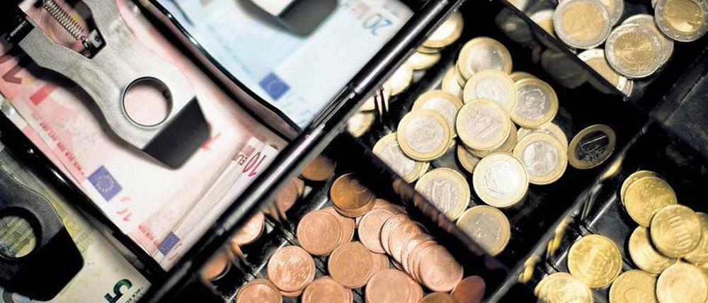 Bares bleibt Wahres: Die Deutsche Bank glaubt an die Zukunft des Bargeldes. Foto: Daniel Reinhardt/dpa