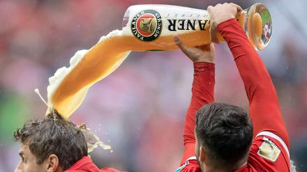 Bier oder Energy? Die favorisierten Teams duschen nicht mit Wasser.