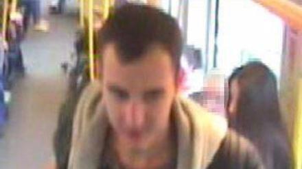 Dieser Mann wird wegen versuchtem Raubüberfall gesucht.