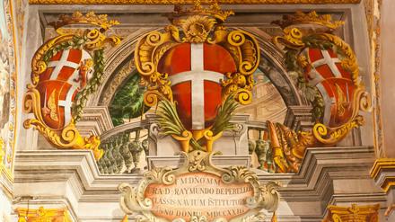 Weißes Kreuz auf rotem Grund - das Wappen der Malteser. Bei dem Orden herrscht derzeit große Unruhe.