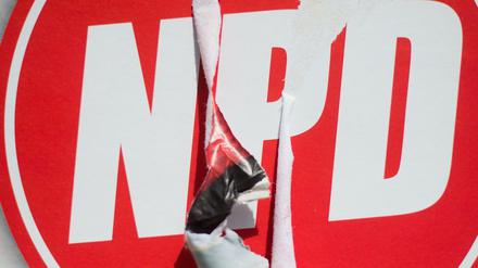 Ein zerstörtes Wahlplakat der NPD in Hannover (Archivbild) 