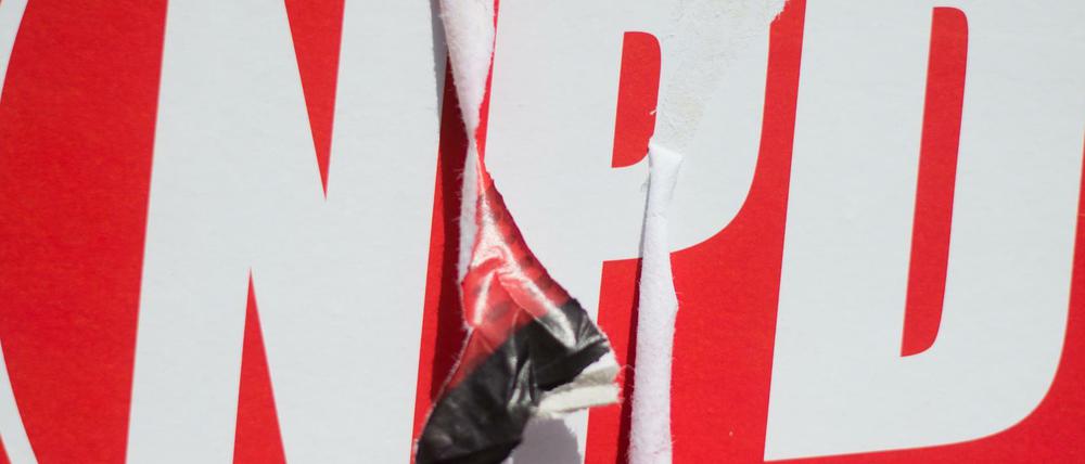 Ein zerstörtes Wahlplakat der NPD in Hannover (Archivbild)
