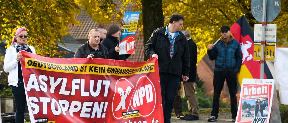 Teilnehmer einer NPD Kundgebung smit Transparenten in Bad Fallingbostel (Niedersachsen).