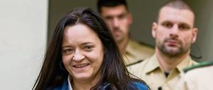 Die Angeklagte Beate Zschäpe betritt am 10.01.2017 den Gerichtssaal im Oberlandesgericht in München.