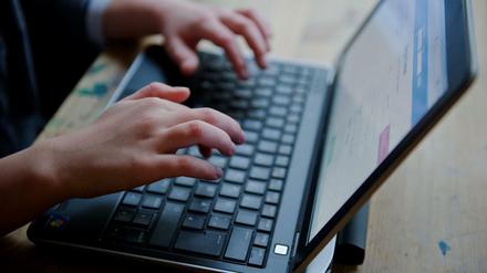 Chance und Gefahr. Die digitalen Medien sind Wege, um mit Freunden zu kommunizieren - aber auch Einfallstor für Täter. 