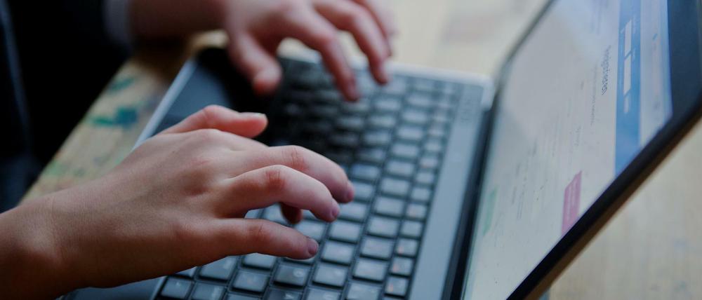Chance und Gefahr. Die digitalen Medien sind Wege, um mit Freunden zu kommunizieren - aber auch Einfallstor für Täter. 