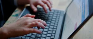 Chance und Gefahr. Die digitalen Medien sind Wege, um mit Freunden zu kommunizieren - aber auch Einfallstor für Täter. 