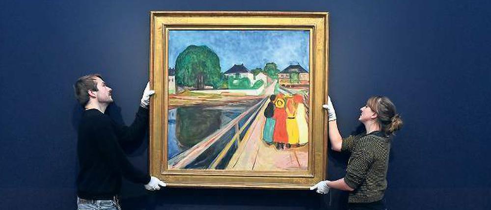 Vorsichtige Montage. Das Gemälde „Mädchen auf Brücke“ von Edward Munch wird auf einen Wert von 50 Millionen Euro geschätzt.