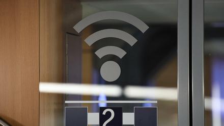 Dieses Symbol für WLAN soll es nach Forderungen von Fahrgast-Verbänden bald auch in Regionalzügen geben - und das angekündigte Internet am besten auch gleich noch dazu.