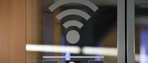 Dieses Symbol für WLAN soll es nach Forderungen von Fahrgast-Verbänden bald auch in Regionalzügen geben - und das angekündigte Internet am besten auch gleich noch dazu.