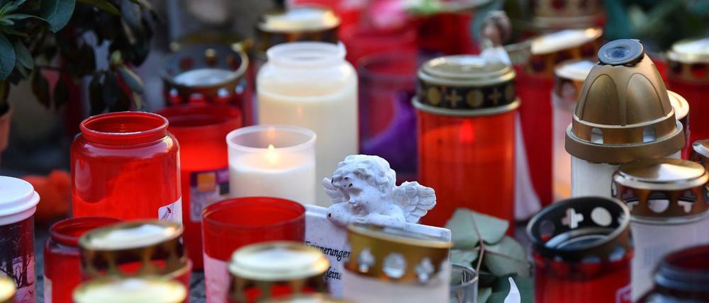 Grablichter und eine Engelsfigur zum Gedenken an die Opfer des Terroranschlages vom 19. Dezember 2016.