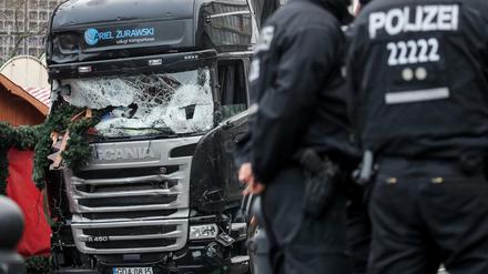 Polizisten stehen am 20. Dezember vor dem zerstörten LKW am Breitscheidplatz in Berlin. Der Attentäter Anis Amri ist seit Ende 2015 nahezu wöchentlich Thema bei deutschen Behörden gewesen, wie aus einer vertraulichen Chronologie der Bundesministerien des Innern und der Justiz hervorgeht. 