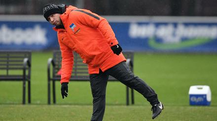 Leichtes Dehnen am Rand. Herthas Trainer Pal Dardai bittet Dienstag zum Testspiel. 