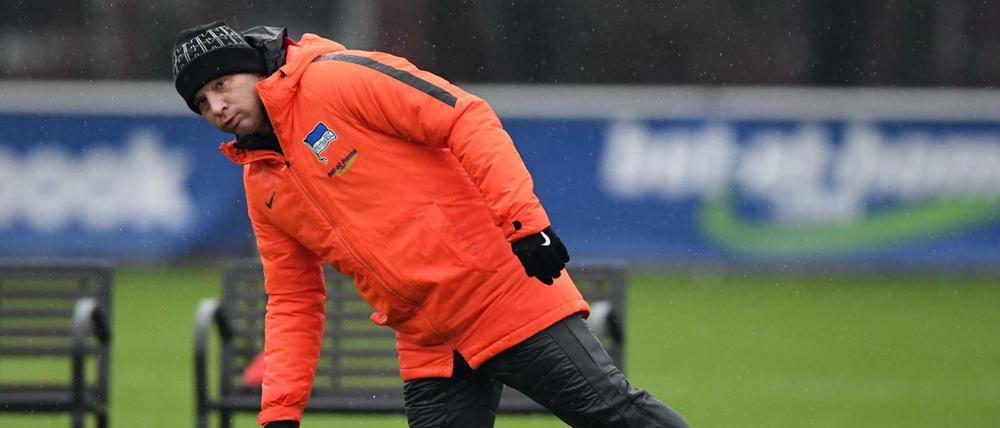 Leichtes Dehnen am Rand. Herthas Trainer Pal Dardai bittet Dienstag zum Testspiel.