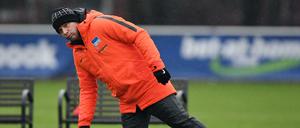 Leichtes Dehnen am Rand. Herthas Trainer Pal Dardai bittet Dienstag zum Testspiel. 