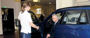 Klaus Gerbeth übt, in ein Auto einnzusteigen.