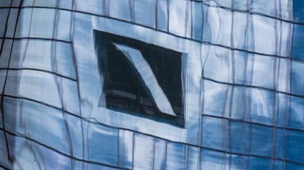 Die Zentrale der Deutschen Bank in Frankfurt am Main spiegelt sich in einer Glasfassade. Die Bank hat schwere Zeiten hinter sich. 