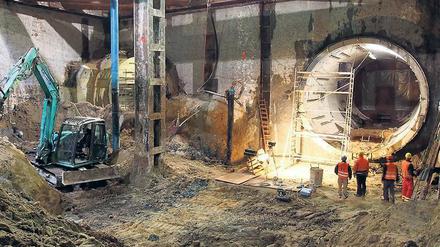 Männer, die in Röhren starren. Ende 2020 soll hier in der Baugrube die U-Bahn langrollen.