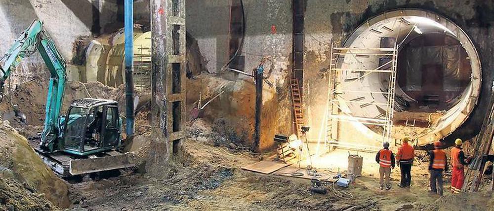 Männer, die in Röhren starren. Ende 2020 soll hier in der Baugrube die U-Bahn langrollen.