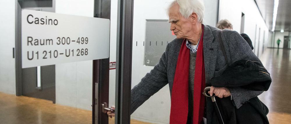Der Grünen-Politiker Hans-Christian Ströbele auf dem Weg zur Sitzung des Parlamentarischen Kontrollgremiums für die Geheimdienste zum Fall Amri. Ströbele findet es verdächtig, dass Ermittlungen gegen den späteren Attentäter keine Folgen hatten.