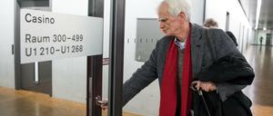 Der Grünen-Politiker Hans-Christian Ströbele auf dem Weg zur Sitzung des Parlamentarischen Kontrollgremiums für die Geheimdienste zum Fall Amri. Ströbele findet es verdächtig, dass Ermittlungen gegen den späteren Attentäter keine Folgen hatten.