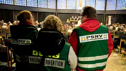 Notfallseelsorger stehen am 16.01.2017 in Berlin in der Gedächtniskirche während eines Friedensgebets im Gedenken an die Opfer vom Breitscheidplatz.