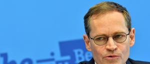 Regierungschef inmitten von Revolten. Die Kritik an Michael Müller insbesondere von der Linken ist nach dem Rücktritt von Andrej Holm nicht verstummt. Hinzu kommt innerparteilicher Aufruhr in der SPD.