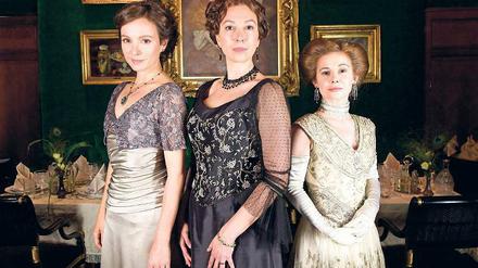 Drei starke Frauen im Hotel Sacher: Martha Aderhold (Julia Koschitz, von li.), Anna Sacher (Ursula Strauss) und Konstanze von Traunstein (Josefine Preuß).