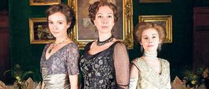 Drei starke Frauen im Hotel Sacher: Martha Aderhold (Julia Koschitz, von li.), Anna Sacher (Ursula Strauss) und Konstanze von Traunstein (Josefine Preuß).