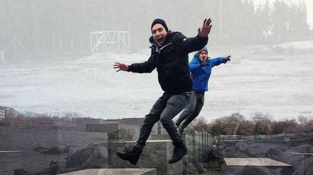 Auf der Seite yolocaust.de legt Shapira Selfies über Bilder aus Vernichtungslagern der NS-Zeit. 