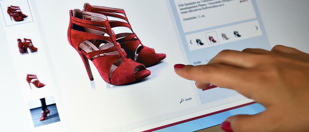 Zu verlockend: Auch weil das Onlineshopping so einfach geworden ist, verschulden sich mehr Verbraucher.