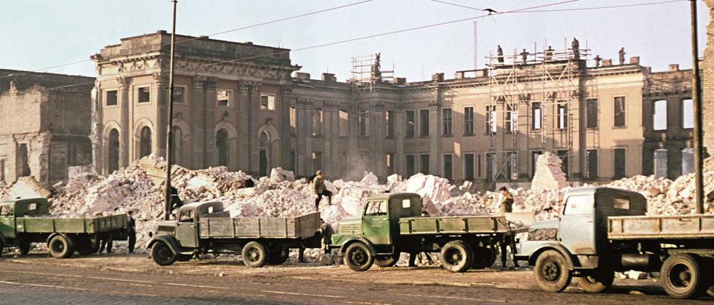 Die Trümmer des Potsdamer Stadtschlosses werden weggefahren. 