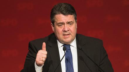 Sigmar Gabriel muss den SPD-Abgeordneten bereits Mut zusprechen. 