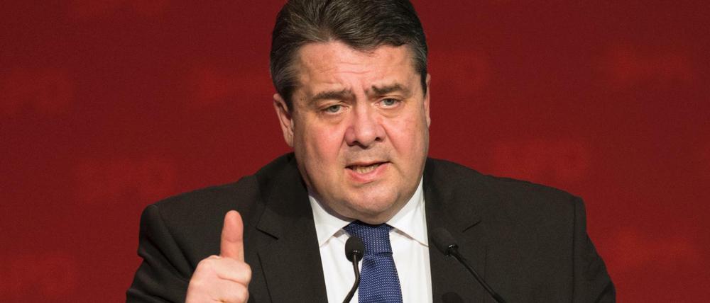 Sigmar Gabriel muss den SPD-Abgeordneten bereits Mut zusprechen. 