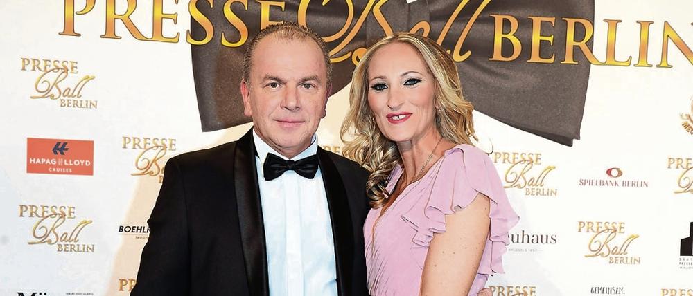 Die Gastgeber Mario Koss und Melanie Simond beim 116. Berliner Presseball.