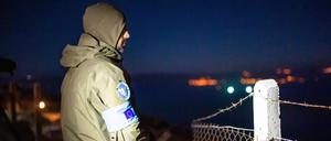 Die Frontex-Beamten, hier auf Lesbos, sollen die EU-Mitgliedsstaaten bei der Sicherung der Außengrenzen unterstützen.