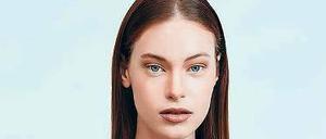 Faltenwerk. Plissiertes Leder ist ein Patent des Labels Maisonnoeé.