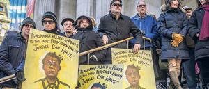 Vor der New York Public Library protestieren Schriftsteller mit einem James-Baldwin-Zitat gegen Trump.
