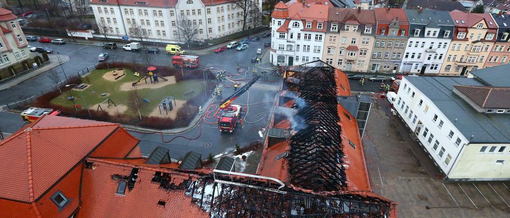 Ein Facebook-Freund von Robert S. soll nach dem Brandanschlag auf die geplante Flüchtlingsunterkunft "Husarenhof" Rettungskräfte behindert haben. 