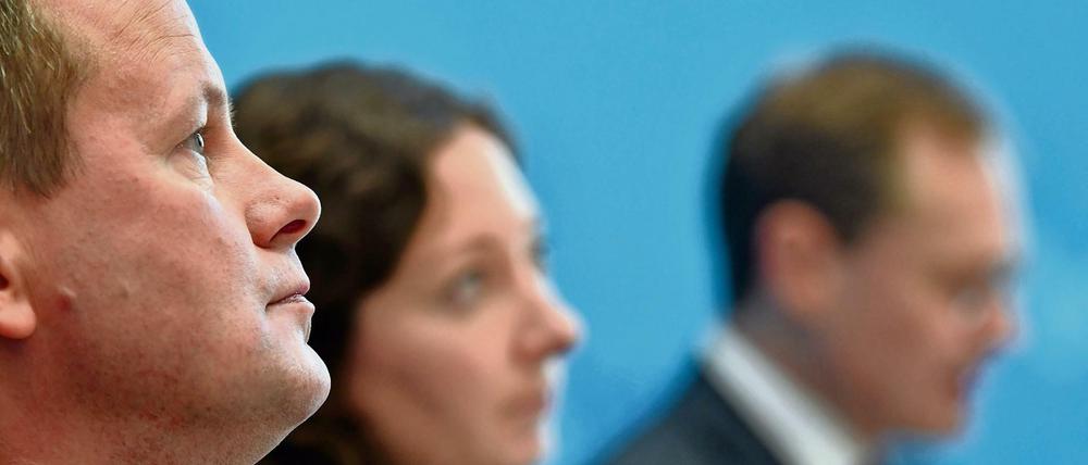 Wenn sie streiten, schauen Bundespolitikern genau hin: Die Führungskräfte des rot-rot-grünen Senats Klaus Lederer ( Die Linke), Ramona Pop (Grüne) und Michael Müller (SPD).