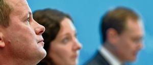 Wenn sie streiten, schauen Bundespolitikern genau hin: Die Führungskräfte des rot-rot-grünen Senats Klaus Lederer ( Die Linke), Ramona Pop (Grüne) und Michael Müller (SPD).